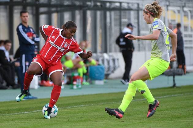 v.li.: Lineth Beerensteyn (FC Bayern München, FCB, 6) Theresa Gosch (Köln, 24) im Zweikampf, Duell, duel, tackle, Dynamik, Action, Aktion, Fussball,Allianz Frauen-Bundesliga, FC Bayern München - 1. FC Köln, xslx
