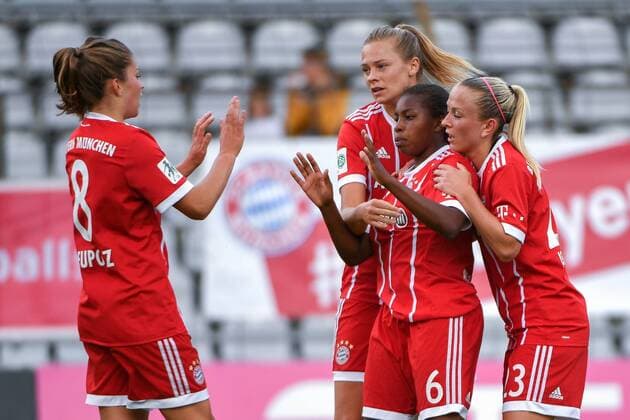 v.li.: Melanie Leupolz (FC Bayern München, FCB, 8) Fridolina Rolfö (Rolfoe, FC Bayern München, FCB, 14) Lineth Beerensteyn (FC Bayern München, FCB, 6) Mandy Islacker (FC Bayern München, FCB, 23) mit Torjubel, Jubel, Torjubel, Torerfolg, celebrate the goal, goal, celebration, Jubel ueber das Tor zum 2:0 durch Lineth Beerensteyn (FC Bayern München, FCB, 6), optimistisch, Action, Aktion, Fussball,Allianz Frauen-Bundesliga, FC Bayern München - 1. FC Köln, xslx
