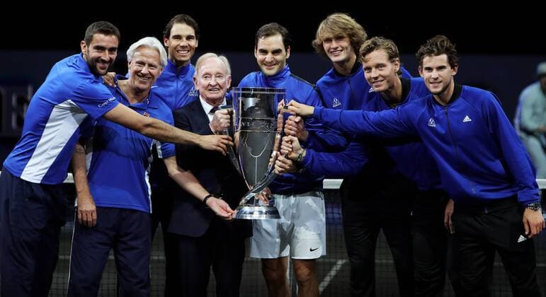 Bilder des Tages - SPORT TENNIS - Laver Cup 2017 PRAGUE,CZECH REPUBLIC,24.SEP.17 - TENNIS - Laver Cup, Team Europe vs Team World, award ceremony. Image shows Marin Cilic (CRO), Bjoern Borg (SWE), Rafael Nadal (ESP), Rod Laver, Roger Federer (SUI), Alexander Zverev (GER), Tomas Berdych (CZE) and Dominic Thiem (AUT). GEPAxpictures xMatthiasxHauer