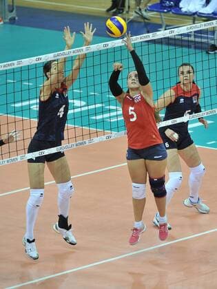 (170925) -- TBILISI, Sept. 25, 2017 -- Georgia s A.M.Kipshid (C) competes during the match in Group B of the 2017 European Women s Volleyball Championship between Georgia and Belarus in Tbilisi, Georgia, on Sept. 24, 2017. Belarus won 3-0. ) (SP)GEORGIA-TBILISI-VOLLEYBALL-EUROPEAN WOMEN S CHAMPIONSHIP KulumbegashvilixTamuna 