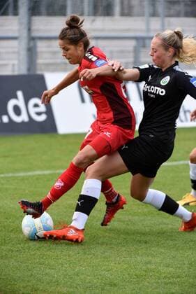 25.09.2017 Frankfurt am Main, Stadion am Brentanobad Allianz Frauen-Bundesliga Saison 2016 2017 1. FFC Frankfurt gegen SC Sand Laura Feiersinger (SC Sand) gegen Hechler, Janina (16, FFC Frankfurt)