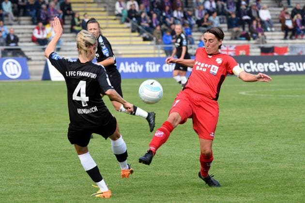 25.09.2017 Frankfurt am Main, Stadion am Brentanobad Allianz Frauen-Bundesliga Saison 2016 2017 1. FFC Frankfurt gegen SC Sand Hendrich, Kathrin (4, FFC Frankfurt) gegen Anne van Bonn (SC Sand)