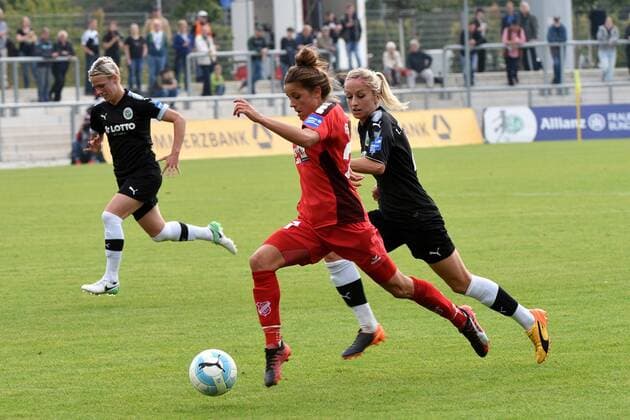 25.09.2017 Frankfurt am Main, Stadion am Brentanobad Allianz Frauen-Bundesliga Saison 2016 2017 1. FFC Frankfurt gegen SC Sand Laura Feiersinger (SC Sand) gegen Hendrich, Kathrin (4, FFC Frankfurt), links Schmidt, Sophie (12, FFC Frankfurt)
