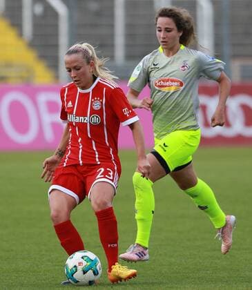 Mandy Islacker (FC Bayern München) gegen Julia Arnold (Köln) Frauenfussball 24.09.2017 FC Bayern München - 1. FC Köln