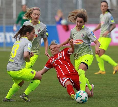 Dominika Skorvankova (FC Bayern München) gegen Julia Arnold (re.) und Karoline Kohr (Köln) Frauenfussball 24.09.2017 FC Bayern München - 1. FC Köln