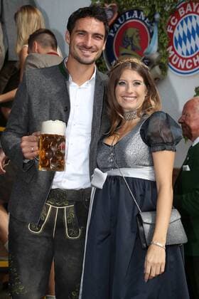 WM 2018 - DFB Nationalspieler in Zivil Mats HUMMELS (Bayern Muenchen) und Ehefrau Cathy mit einer Mass Bier,Masskrug. Fussball FC Bayern Muenchen, traditioneller Oktoberfestbesuch in der Kaefer Schenke, am 23.09.2017 in Muenchen Deutschland.