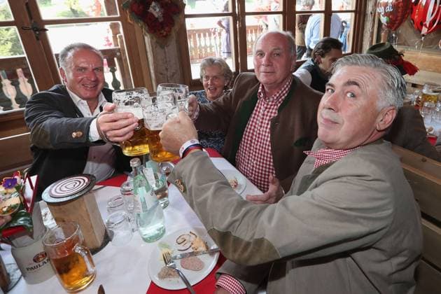 Fußball 1. Bundesliga Der FC Bayern München auf dem Oktoberfest V.l.n.r.: Karl-Heinz Rummenigge - Susanne Hoeneß - Uli Hoeneß - Carlo Ancelotti am 23.09.2017 in der Käfers Wiesn-Schänke auf der Theresienwiese. xRx
