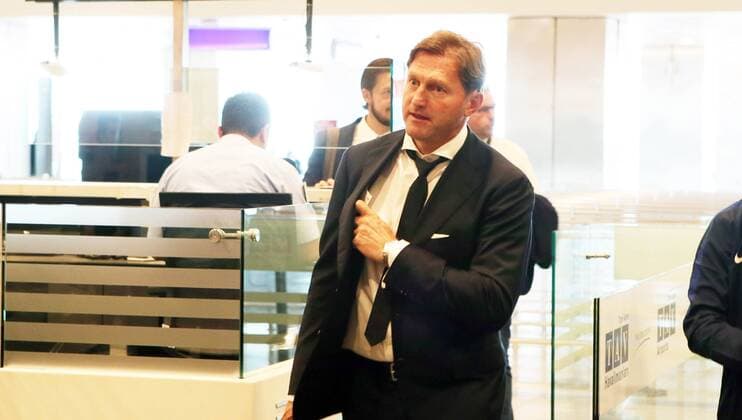 Bilder des Tages - SPORT Besiktas Istanbul - RB Leipzig Fussball Champions League Istanbul, 25.09.2017, Vodafone Park, Fussball, UEFA Champions League, Gruppe G, 2.Spieltag , Besiktas Istanbul vs. RB Leipzig , Im Bild; Ankunft von Trainer Ralph Hasenhüttl Hasenhuettl, RB Leipzig, auf dem Flughafen. ,