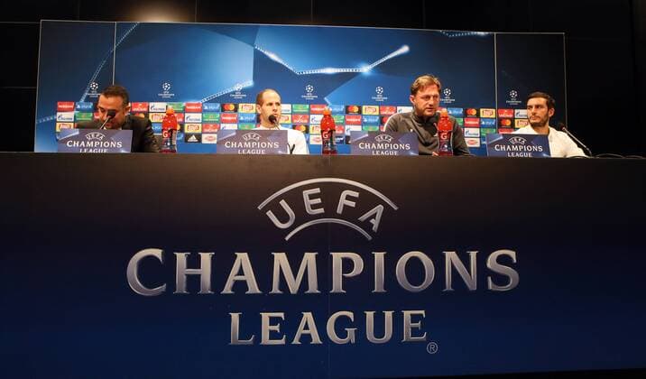 Bilder des Tages - SPORT RB Leipzig - Pressekonferenz Fussball Champions League Istanbul, 25.09.2017, Vodafone Park, Fussball, UEFA Champions League, Gruppe G, 2.Spieltag , Besiktas Istanbul vs. RB Leipzig , Pressekonferenz am Vortag des Spieles. , Im Bild; Übersetzer, Torwart Peter Gulacsi (32, RB Leipzig), Trainer Ralph Hasenhüttl Hasenhuettl, RB Leipzig, Benjamin Ippoliti (RB Leipzig Pressesprecher). ,