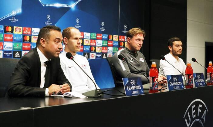 RB Leipzig - Pressekonferenz Fussball Champions League Istanbul, 25.09.2017, Vodafone Park, Fussball, UEFA Champions League, Gruppe G, 2.Spieltag , Besiktas Istanbul vs. RB Leipzig , Pressekonferenz am Vortag des Spieles. , Im Bild; Übersetzer, Torwart Peter Gulacsi (32, RB Leipzig), Trainer Ralph Hasenhüttl Hasenhuettl, RB Leipzig, Benjamin Ippoliti (RB Leipzig Pressesprecher). ,
