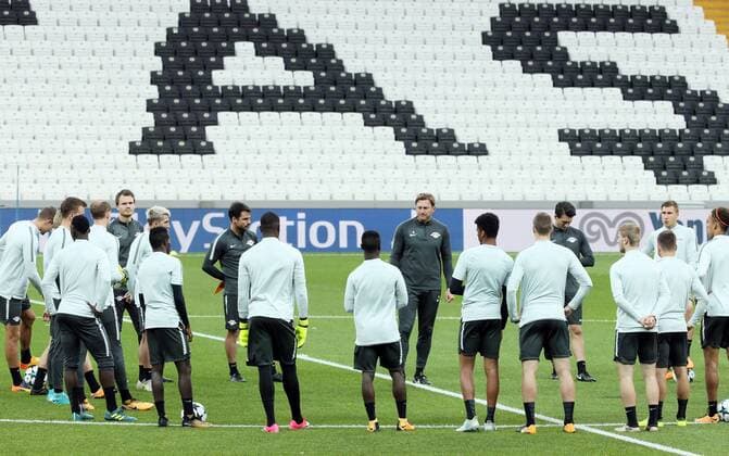 RB Leipzig - Training Fussball Champions League Istanbul, 25.09.2017, Vodafone Park, Fussball, UEFA Champions League, Gruppe G, 2.Spieltag , Besiktas Istanbul vs. RB Leipzig , Training am Vortag des Spieles. , Im Bild; RB Leipzig Training im Stadion. Trainer Ralph Hasenhüttl Hasenhuettl (RB Leipzig) inmitten der Mannschaft. ,