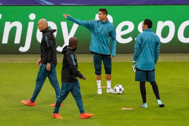 Dortmund, Germany, Training Real Madrid, Trainer Zinedine Zidane (Real Madrid) Cristiano Ronaldo (Real Madrid) gestikuliert Torwart Keylor Navas (Real Madrid) guckt ( DeFodi507