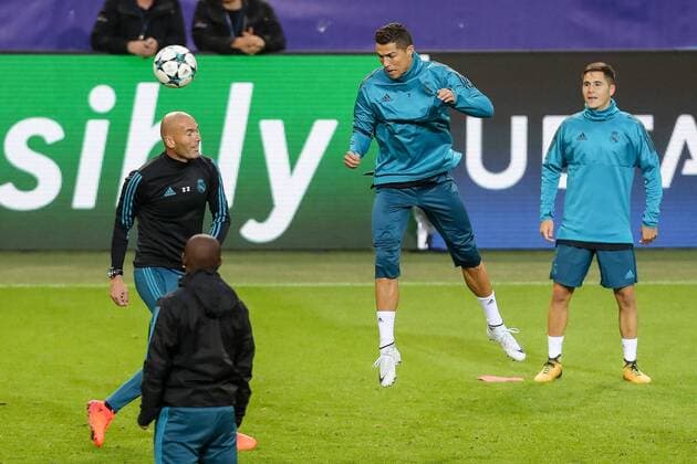 Dortmund, Germany, Training Real Madrid, Cristiano Ronaldo (Real Madrid) in Aktion Trainer Zinedine Zidane (Real Madrid) guckt ( DeFodi507
