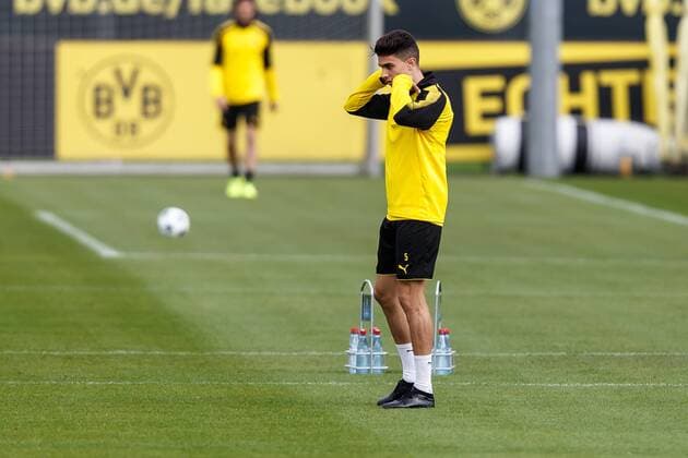 Dortmund, Germany, Training BV Borussia Dortmund, BVB, Marc Bartra (BVB) guckt ( DeFodi507