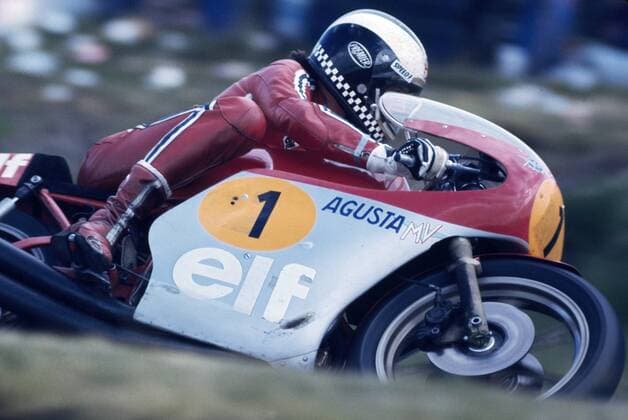 Phil Read auf MV Agusta siegt beim Rennen um die Motorrad-WM 1975 in Assen Phil Read wurde 7x Weltmeister davon 2x mit MV Agusta er konnte auch in verschiedenen Klassen Weltmeister werden nämlich 125cc + 250cc + 500cc.