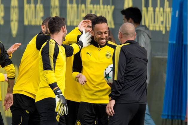 Dortmund, Germany, 2017-09-25, Training BV Borussia Dortmund, BVB, Auba, Pierre-Emerick Aubameyang (BVB) bekommt von Ohrflitscher, Ohrfletscher ( DeFodi001