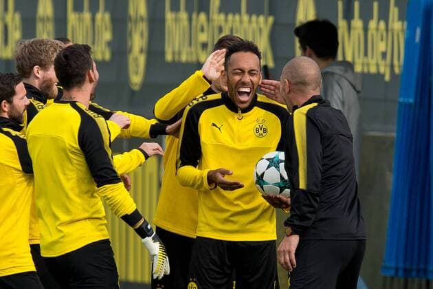 Dortmund, Germany, 2017-09-25, Training BV Borussia Dortmund, BVB, Auba, Pierre-Emerick Aubameyang (BVB) bekommt von Ohrflitscher, Ohrfletscher ( DeFodi001