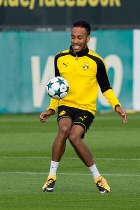 Dortmund, Germany, 2017-09-25, Training BV Borussia Dortmund, BVB, Auba, Pierre-Emerick Aubameyang (BVB) in aktion, bekommt den ball zwischen die beine ( DeFodi001