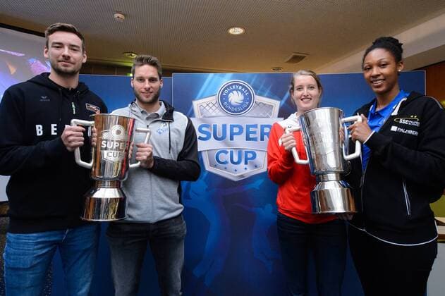 Themen der Woche - SPORT Bilder des Tages - SPORT 26.09.2017, Crowne Plaza Schweizerhof, Hannover Volleyball, Supercup, Pressekonferenz Georg Klein (Berlin Recycling Volleys), Simon Tischer (VfB Friedrichshafen), Deborah van Daelen (Allianz MTV Stuttgart), Lauren Barfield (Schweriner SC)