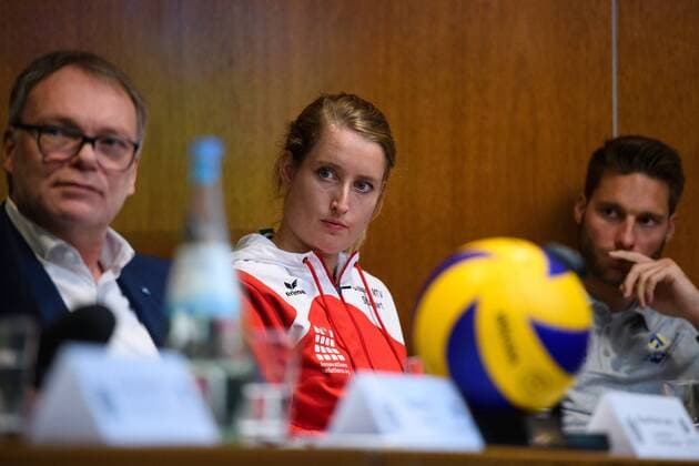 Bilder des Tages - SPORT 26.09.2017, Crowne Plaza Schweizerhof, Hannover Volleyball, Supercup, Pressekonferenz Klaus Peter Jung (Geschäftsführer Geschaeftsfuehrer Volleyball Bundesliga VBL), Deborah van Daelen (Allianz MTV Stuttgart), Simon Tischer (VfB Friedrichshafen)