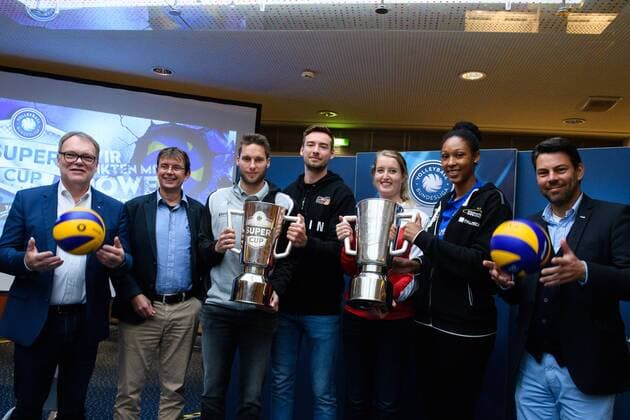 26.09.2017, Crowne Plaza Schweizerhof, Hannover Volleyball, Supercup, Pressekonferenz Klaus Peter Jung (Geschäftsführer Geschaeftsfuehrer Volleyball Bundesliga VBL), Ralf Thomas (Geschäftsführer Geschaeftsfuehrer Nordwestdeutscher Volleyball Verband NWVV), Simon Tischer (VfB Friedrichshafen), Georg Klein (Berlin Recycling Volleys), Deborah van Daelen (Allianz MTV Stuttgart), Lauren Barfield (Schweriner SC), Peter Schachler (Eventmanagement TUI Arena)