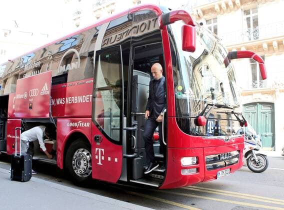 Bilder des Tages - SPORT Arjen Robben (FC Bayern Muenchen 10) verlaesst den Bus, Ankunft am Team Hotel FC Bayern, Paris Saint-Germain vs. FC Bayern Muenchen, Champions League, Fussball, 26.09.2017, Paris Copyright: xHarryxLangerx xEibner-Pressefotox EP_HLR
