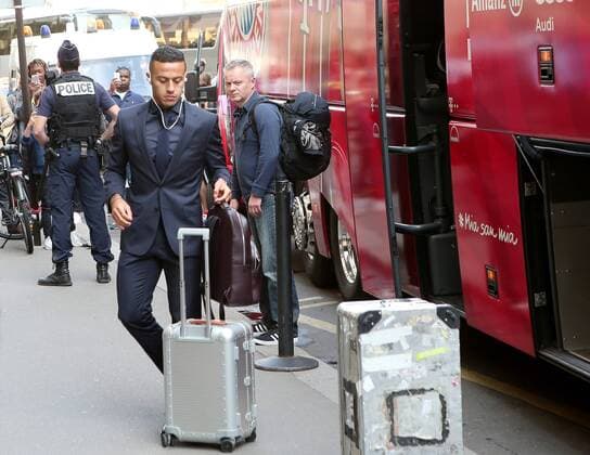 Thiago Alcantara (FC Bayern Muenchen 6) vor dem Bus, Ankunft am Team Hotel FC Bayern, Paris Saint-Germain vs. FC Bayern Muenchen, Champions League, Fussball, 26.09.2017, Paris Copyright: xHarryxLangerx xEibner-Pressefotox EP_HLR