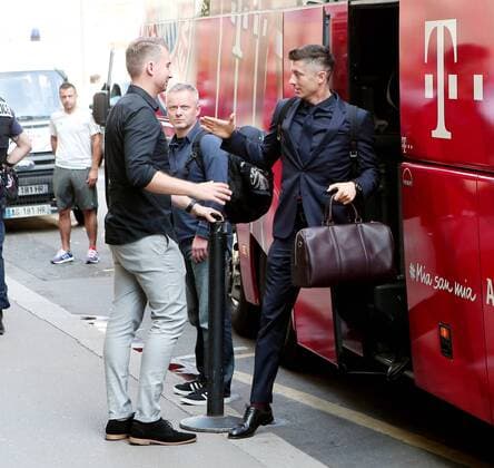 Robert Lewandowski (FC Bayern Muenchen 9)beim Verlassen des Teambusses, Ankunft am Team Hotel FC Bayern, Paris Saint-Germain vs. FC Bayern Muenchen, Champions League, Fussball, 26.09.2017, Paris Copyright: xHarryxLangerx xEibner-Pressefotox EP_HLR