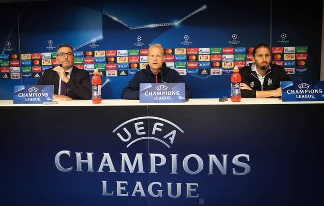 Bilder des Tages - SPORT Anderlecht s press Officer David Steegen, Anderlecht s Olivier Deschacht and Anderlecht s interim head coach Nicolas Frutos pictured during a press conference PK Pressekonferenz of Belgian soccer team RSC Anderlecht, Tuesday 26 September 2017 in Brussels. Tomorrow Anderlecht is playing a game in the group stage (Group B) of the UEFA Champions League competition against Celtic Glasgow FC. VIRGINIExLEFOUR  x05172969x