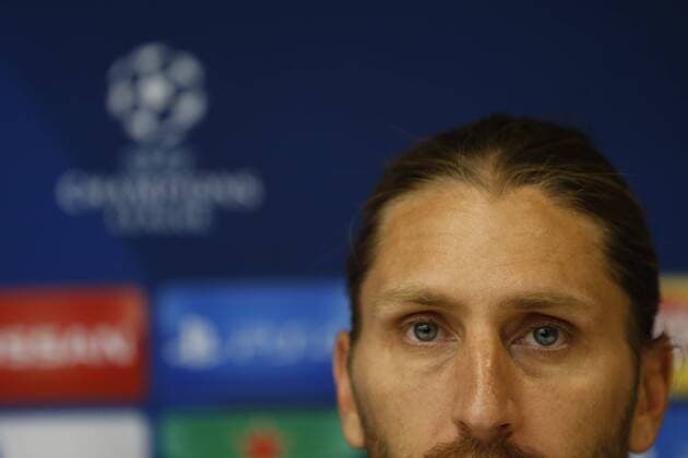 NEERPEDE,BELGIUM - SEPTEMBER 26 : Nicolas Frutos head coach of RSC Anderlecht and Olivier Deschacht defender of RSC Anderlecht during the press conference PK Pressekonferenz of Rsc Anderlecht team the day before the match between Rsc Anderlecht and Celtic Glasgow FC - UEFA Champions League ,26 09 2017. FOOTBALL : Conference De Presse RSC Anderlecht - Neerpede - 26 09 2017 PhotoNews Panoramic  775030925