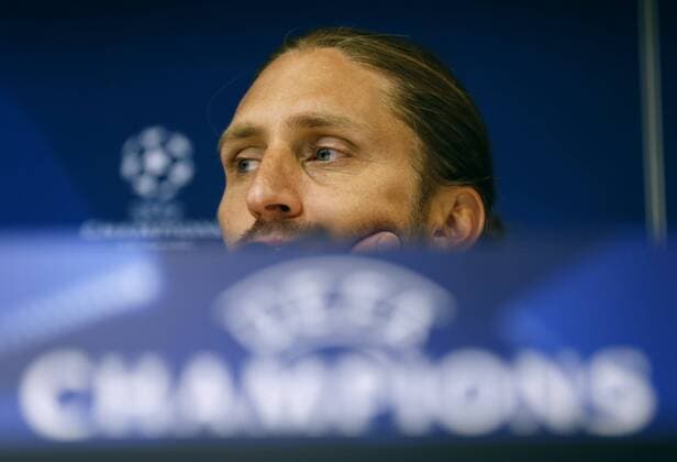 NEERPEDE,BELGIUM - SEPTEMBER 26 : Nicolas Frutos head coach of RSC Anderlecht and Olivier Deschacht defender of RSC Anderlecht during the press conference PK Pressekonferenz of Rsc Anderlecht team the day before the match between Rsc Anderlecht and Celtic Glasgow FC - UEFA Champions League ,26 09 2017. FOOTBALL : Conference De Presse RSC Anderlecht - Neerpede - 26 09 2017 PhotoNews Panoramic  775030925