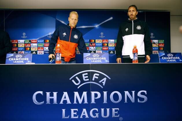NEERPEDE,BELGIUM - SEPTEMBER 26 : Nicolas Frutos head coach of RSC Anderlecht and Olivier Deschacht defender of RSC Anderlecht during the press conference PK Pressekonferenz of Rsc Anderlecht team the day before the match between Rsc Anderlecht and Celtic Glasgow FC - UEFA Champions League ,26 09 2017. FOOTBALL : Conference De Presse RSC Anderlecht - Neerpede - 26 09 2017 PhotoNews Panoramic  775030925