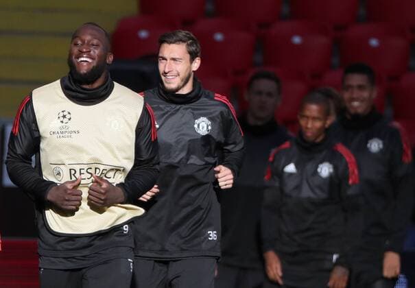 MOSCOW, RUSSIA - SEPTEMBER 26, 2017: Manchester United ManU s Romelu Lukaku (L) and Matteo Darmian during a training session ahead of the 2017 18 UEFA Champions League Group A Round 2 football match against CSKA Moscow at VEB Arena. The game is scheduled for September 27, 2017. Valery Sharifulin TASS  TS061F12