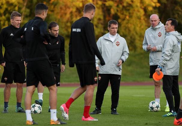 MOSCOW, RUSSIA - SEPTEMBER 26, 2017: CSKA Moscow head coach Viktor Goncharenko (C) during a training session ahead of the 2017 18 UEFA Champions League Group A Round 2 football match against Manchester United ManU at Oktyabr Stadium. The game is scheduled for September 27, 2017. Valery Sharifulin TASS  TS061F26