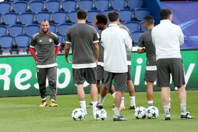 Gute Laune bei Arturo Vidal (FC Bayern Muenchen 23), Training, Paris Saint-Germain vs. FC Bayern Muenchen, Champions League, Fussball, 26.09.2017, Paris Copyright: xLanger Eibner-Pressefotox EP_HLR
