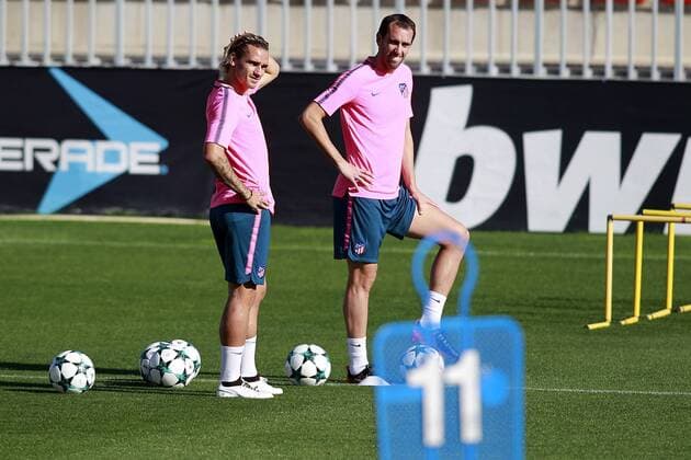 Atletico de Madrid s Antoine Griezmann (l) and Diego Godin during training session. September 26,2017.  (2017092601)