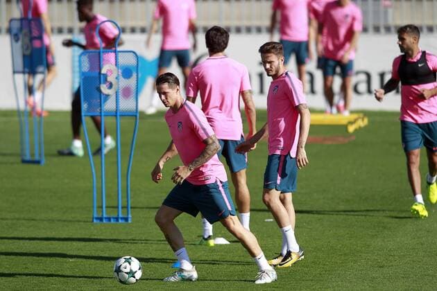 Bilder des Tages - SPORT Atletico de Madrid s Fernando Torres (l) and Saul Niguez during training session. September 26,2017.  (2017092602)
