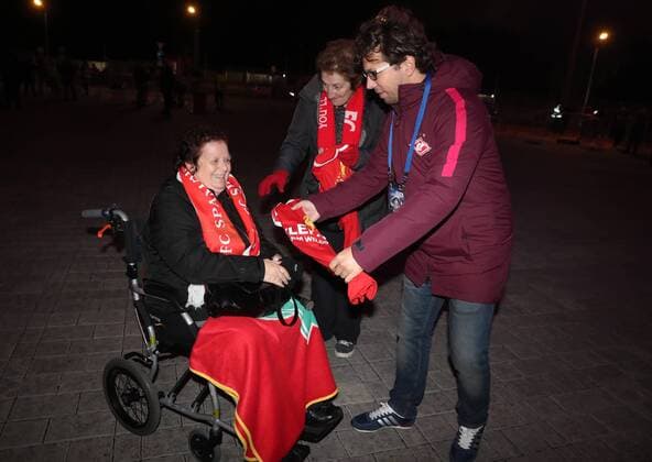 Bilder des Tages - SPORT MOSCOW, RUSSIA - SEPTEMBER 26, 2017: Spartak Moscow s fans give T-shirts to Liverpool FC s fans as part of the Gentlefan. Russian Warm Welcome hospitality programme ahead of the 2017 18 UEFA Champions League Group E Round 2 football match at Otkrytie Arena Stadium. Artyom Korotayev TASS  TS061F9A