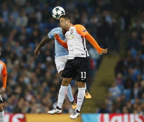 Fußball, CL, Manchester City - Schachtar Donezk Fabian Delph of Manchester City challenges Marlos of Shaktar Donetsk during the Champions League Group F match at the Emirates Stadium, Manchester. Picture date: September 26th 2017. Picture credit should read: Andrew Yates Sportimage EDITORIAL USE ONLY. No use with unauthorised audio, video, data, fixture lists, club league logos or live services. Online in-match use limited to 120 images, no video emulation. No use in betting, games or single club league player publications.