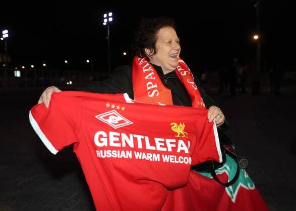 MOSCOW, RUSSIA - SEPTEMBER 26, 2017: Liverpool FC s fan holds a T-shirt given to her by Spartak Moscow s fans as part of the Gentlefan. Russian Warm Welcome hospitality programme ahead of the 2017 18 UEFA Champions League Group E Round 2 football match at Otkrytie Arena Stadium. Artyom Korotayev TASS  TS061FA2