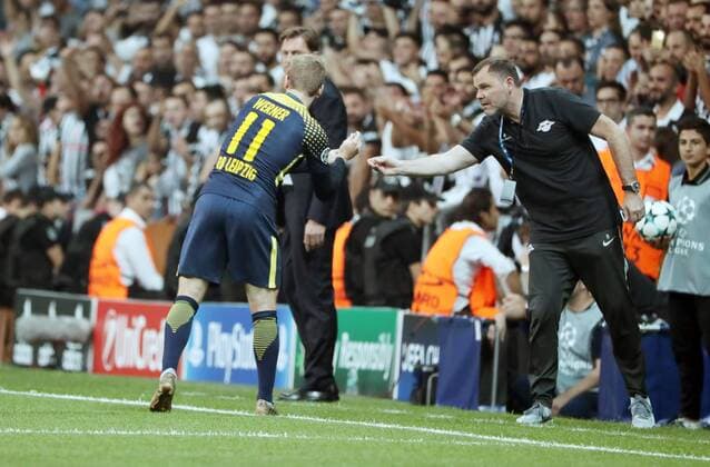 Besiktas Istanbul - RB Leipzig Fussball Champions League Istanbul, 26.09.2017, Vodafone Park, Fussball, UEFA Champions League, Gruppe G, 2.Spieltag , Besiktas Istanbul vs. RB Leipzig , Im Bild von links; Timo Werner (11, RB Leipzig) bekam von Mannschaftsarzt Dr. Frank Striegler (RB Leipzig) Ohrstöpsel. ,