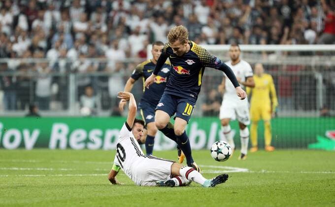 Besiktas Istanbul - RB Leipzig Fussball Champions League Istanbul, 26.09.2017, Vodafone Park, Fussball, UEFA Champions League, Gruppe G, 2.Spieltag , Besiktas Istanbul vs. RB Leipzig , Im Bild von links; Oguzhan Özyakup Oezyakup (10, Besiktas) und Emil Forsberg (10, RB Leipzig). ,
