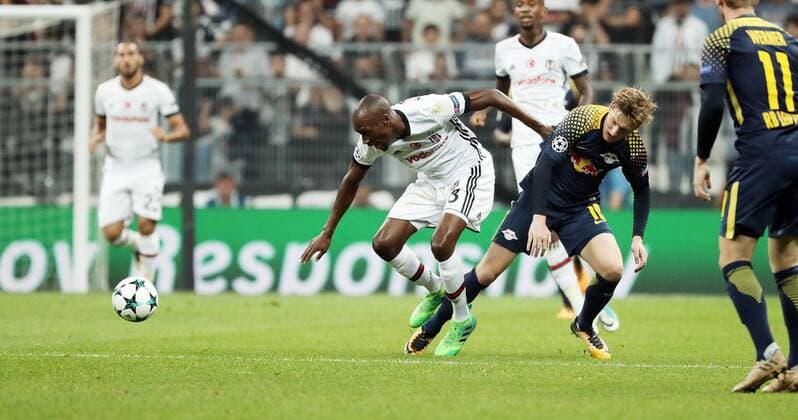 Besiktas Istanbul - RB Leipzig Fussball Champions League Istanbul, 26.09.2017, Vodafone Park, Fussball, UEFA Champions League, Gruppe G, 2.Spieltag , Besiktas Istanbul vs. RB Leipzig , Im Bild von links; Adriano (3, Besiktas) und Emil Forsberg (10, RB Leipzig). ,