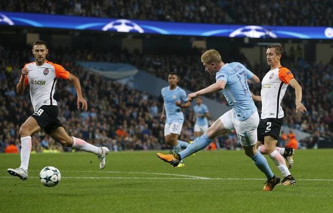 Kevin De Bruyne of Manchester City misses the goal with a shot during the Champions League Group F match at the Emirates Stadium, Manchester. Picture date: September 26th 2017. Picture credit should read: Andrew Yates Sportimage EDITORIAL USE ONLY. No use with unauthorised audio, video, data, fixture lists, club league logos or live services. Online in-match use limited to 120 images, no video emulation. No use in betting, games or single club league player publications.
