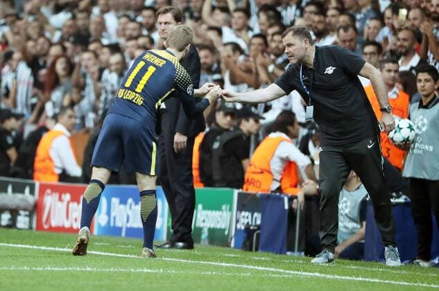 Besiktas Istanbul - RB Leipzig Fussball Champions League Istanbul, 26.09.2017, Vodafone Park, Fussball, UEFA Champions League, Gruppe G, 2.Spieltag , Besiktas Istanbul vs. RB Leipzig , Im Bild von links; Timo Werner (11, RB Leipzig) bekam von Mannschaftsarzt Dr. Frank Striegler (RB Leipzig) Ohrstöpsel. ,