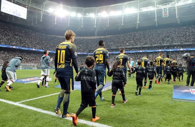 Besiktas Istanbul - RB Leipzig Fussball Champions League Istanbul, 26.09.2017, Vodafone Park, Fussball, UEFA Champions League, Gruppe G, 2.Spieltag , Besiktas Istanbul vs. RB Leipzig , Im Bild; Einlauf der Mannschaften. ,