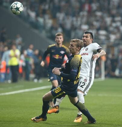 Fußball, CL, Besiktas Istanbul - RB Leipzig Gary Medel 12 of Besiktas and Emil Forsberg of RB Leipzig during the UEFA Champions League Group G match between Besiktas and RB Leipzig at Vodafone Park in Istanbul , Turkey on September 26 , 2017 . 