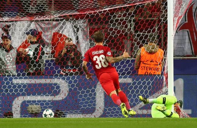 MOSCOW, RUSSIA - SEPTEMBER 26, 2017: Liverpool s goalkeeper Loris Karius (R) concedes a goal in the 2017 18 UEFA Champions League Group E Round 2 football match against Spartak Moscow at Otkrytie Arena Stadium. Stanislav Krasilnikov TASS  TS061FDD