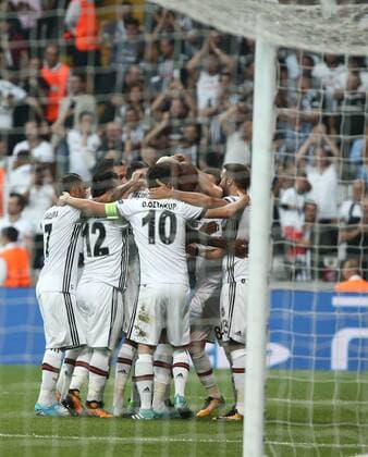 Fußball, CL, Besiktas Istanbul - RB Leipzig Besiktasplayers celebrate for Ryan Babel s goal during the UEFA Champions League Group G match between Besiktas and RB Leipzig at Vodafone Park in Istanbul , Turkey on September 26 , 2017 . 