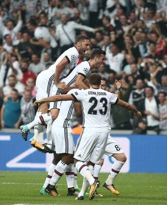 Fußball, CL, Besiktas Istanbul - RB Leipzig Besiktasplayers celebrate for Ryan Babel s goal during the UEFA Champions League Group G match between Besiktas and RB Leipzig at Vodafone Park in Istanbul , Turkey on September 26 , 2017 . 